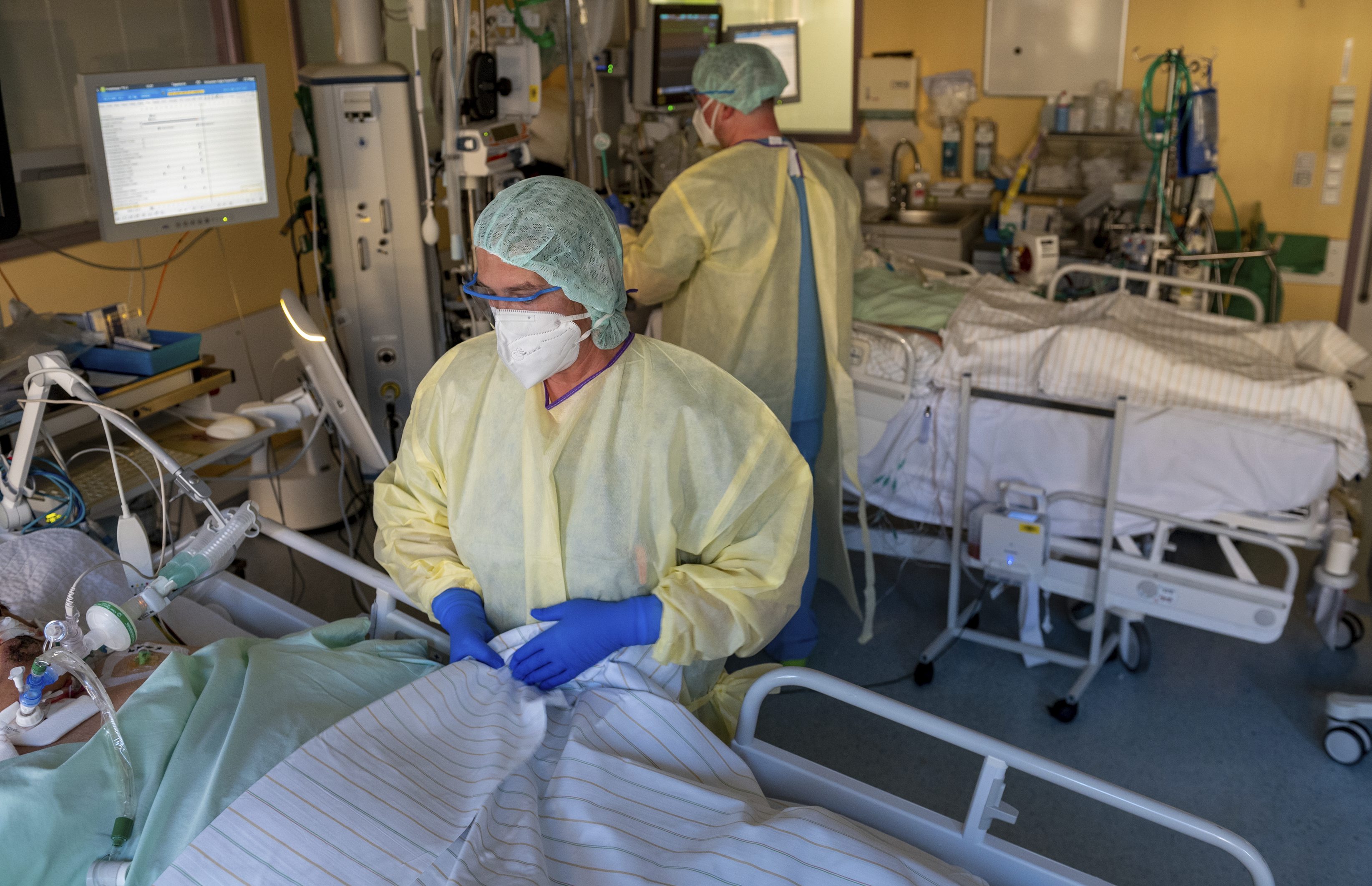 Zdravotné sestry ošetrujú pacienta s ochorením Covid-19