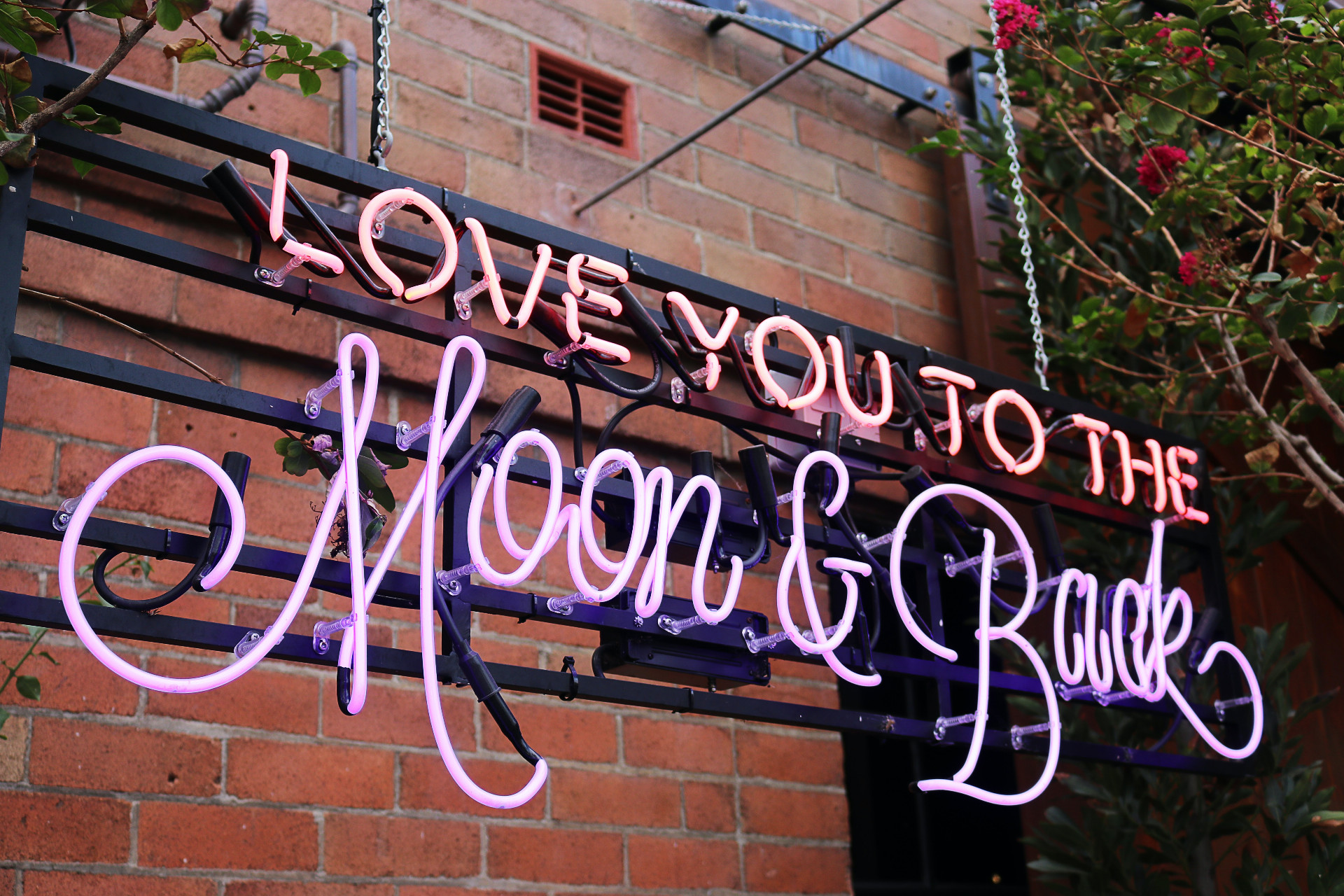 Neónový nápis, na ktorom stojí Love you to the moon and back