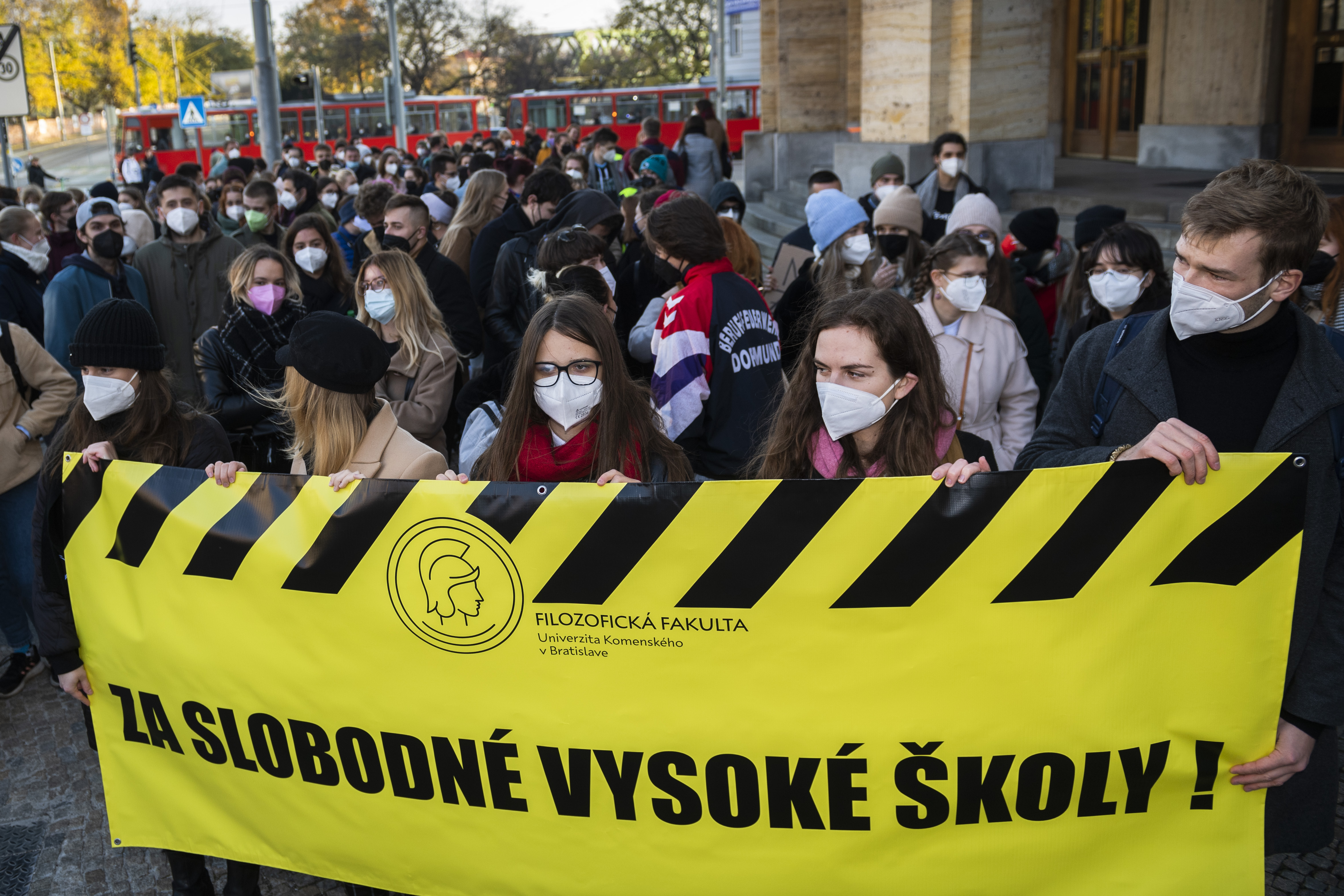 Na snímke študenti počas protestného pochodu za slobodné vysoké školy v Bratislave 10. novembra 2021