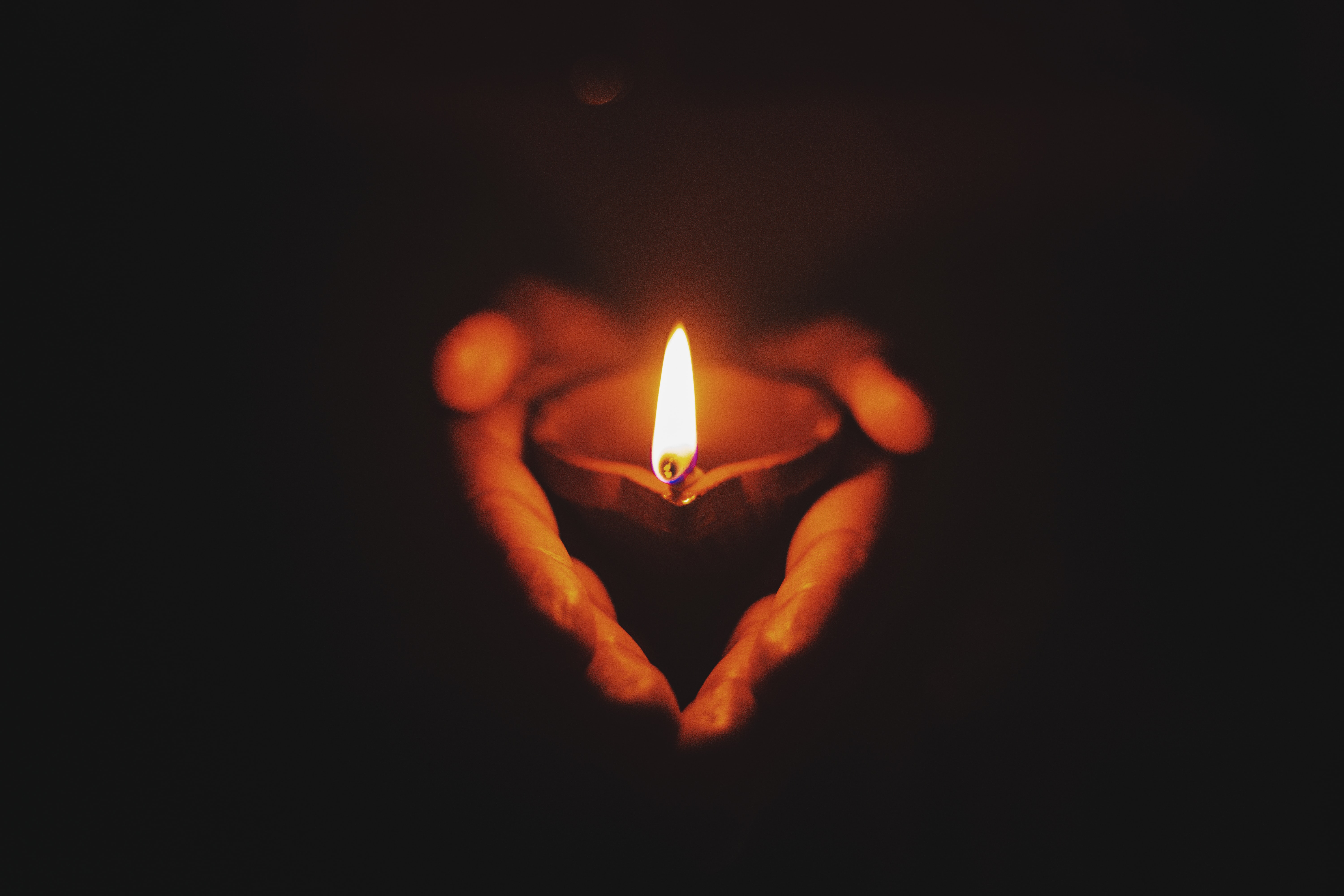 Traja ľudia zomreli na Ukrajine po tom, ako sviečka zapálená na pamiatku pacienta, ktorý zomrel na COVID-19 (ilu)