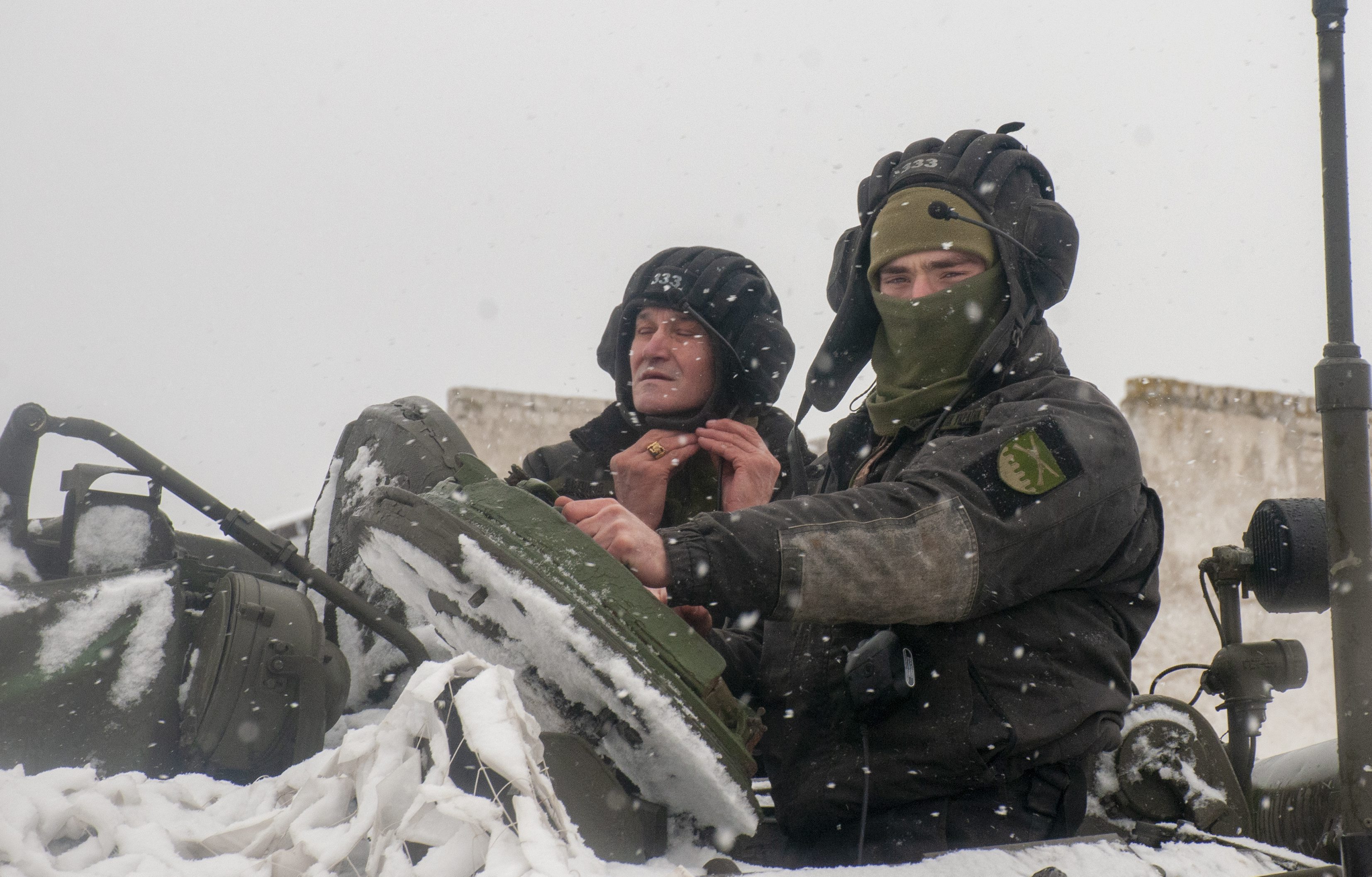 Ukrajinskí vojaci kontrolujú svoj tank vo vojenskej jednotke neďaleko Charkova