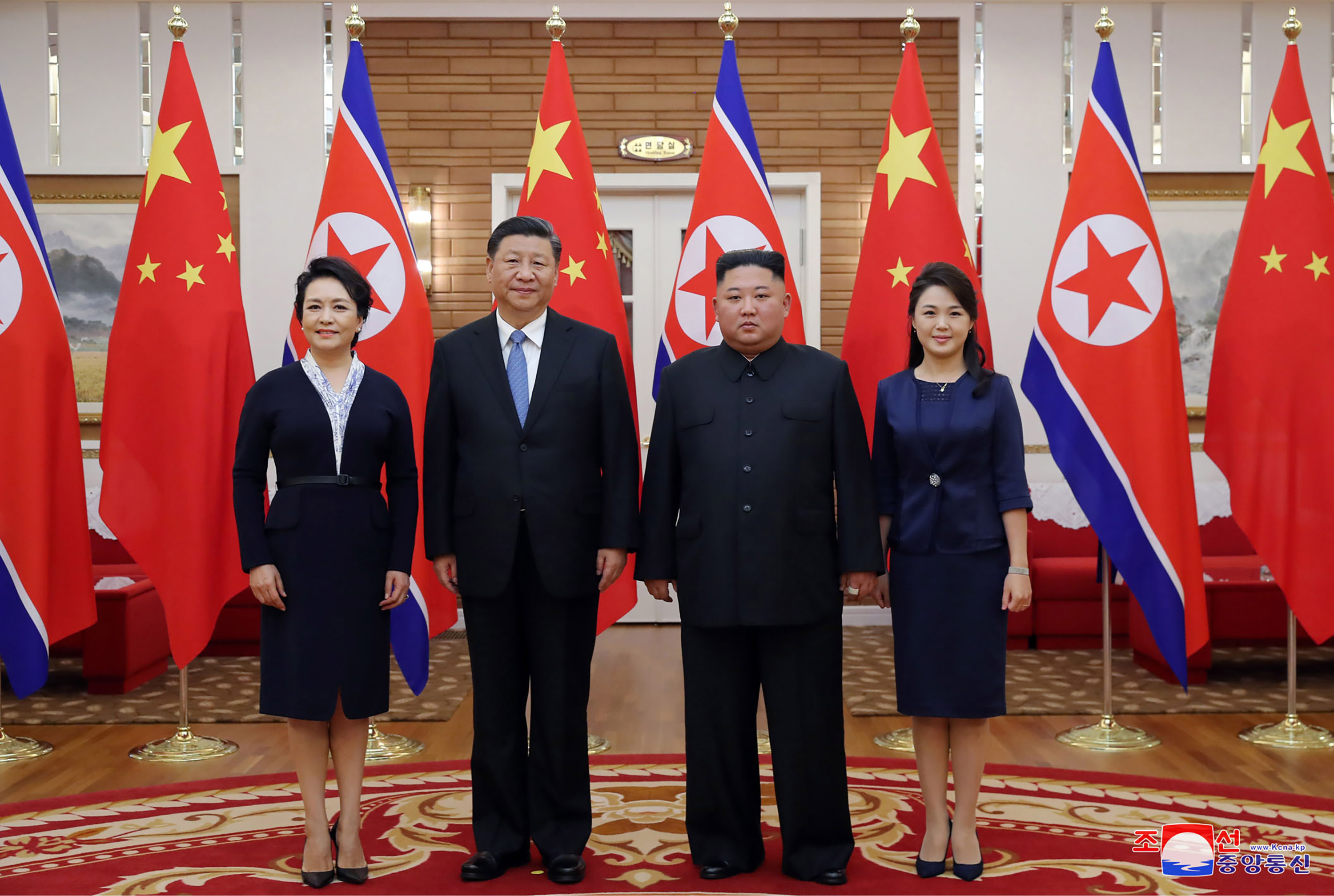 Na snímke severokórejský vodca Kim Čong-un (druhý sprava), jeho manželka  Ri Sol-ču (vpravo), čínsky prezident Si Ťin-pching (druhý zľava) a prvá dáma Číny Pcheng Li-jüan pózujú fotografom počas stretnutia v Pchjongjangu vo štvrtok 20. júna 2019