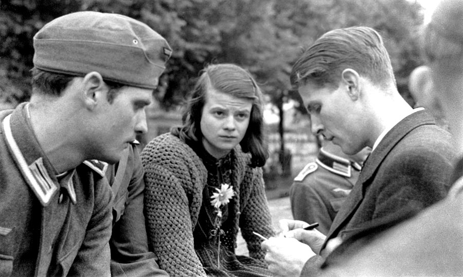Členovia nemeckej odbojovej skupiny Biela ruža Hans Scholl (vľavo), jeho sestra Sophie a Christoph Probst na snímke z roku 1942. 