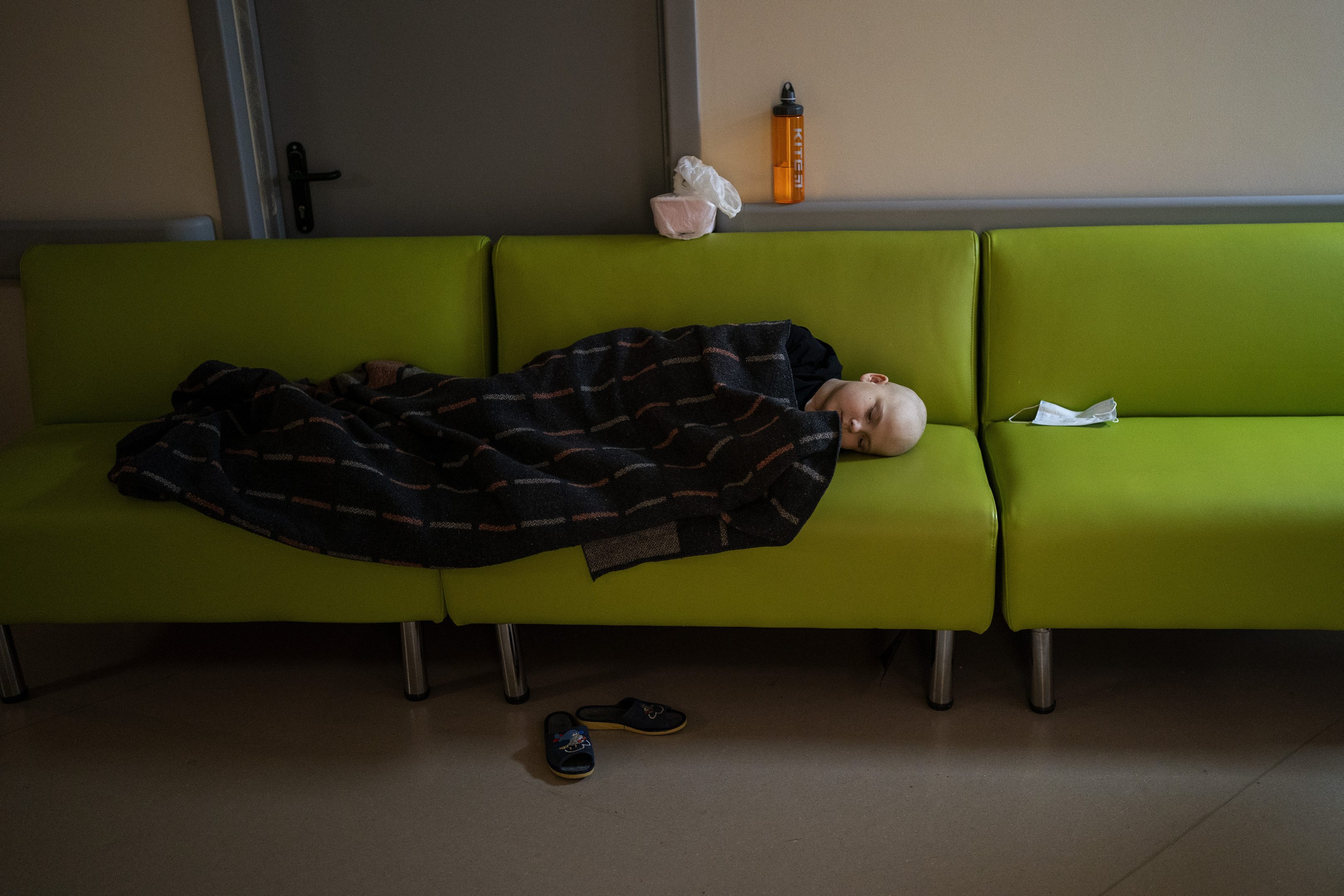 Onkologický pacient spí v suteréne detskej nemocnice v Kyjeve
