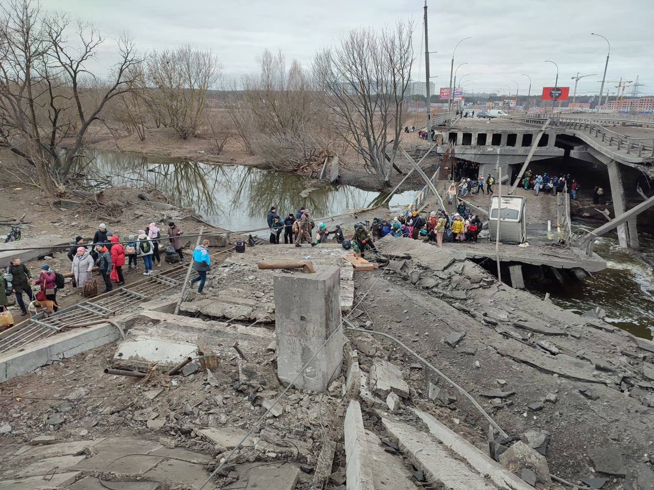 Civilisti opúšťajú mesto Irpin pri Kyjeve