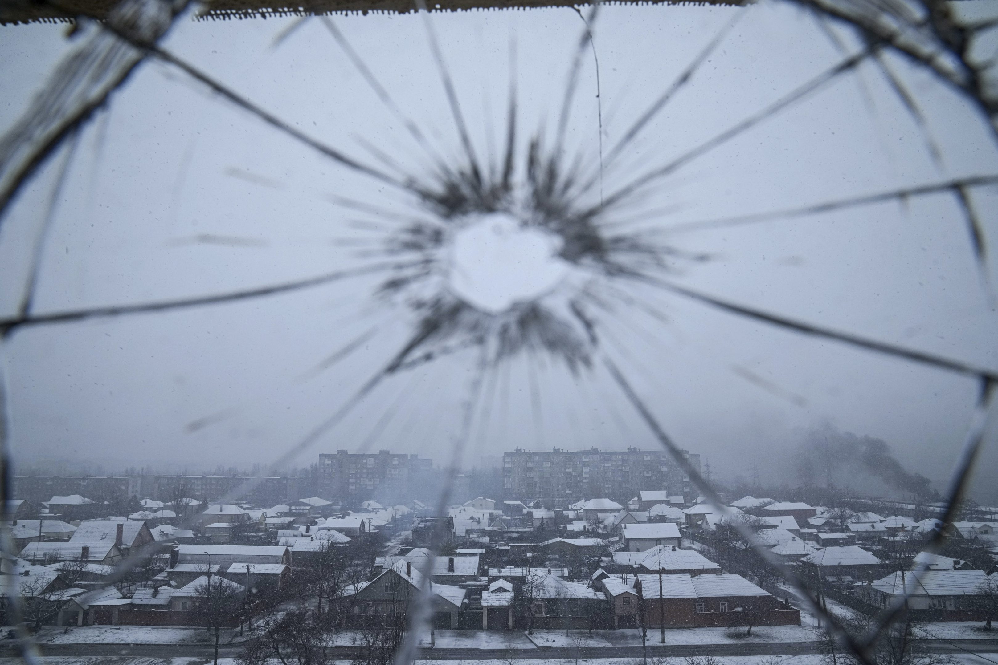 Pohľad na mesto z okna nemocnice poškodeného streľbou v Mariupole 