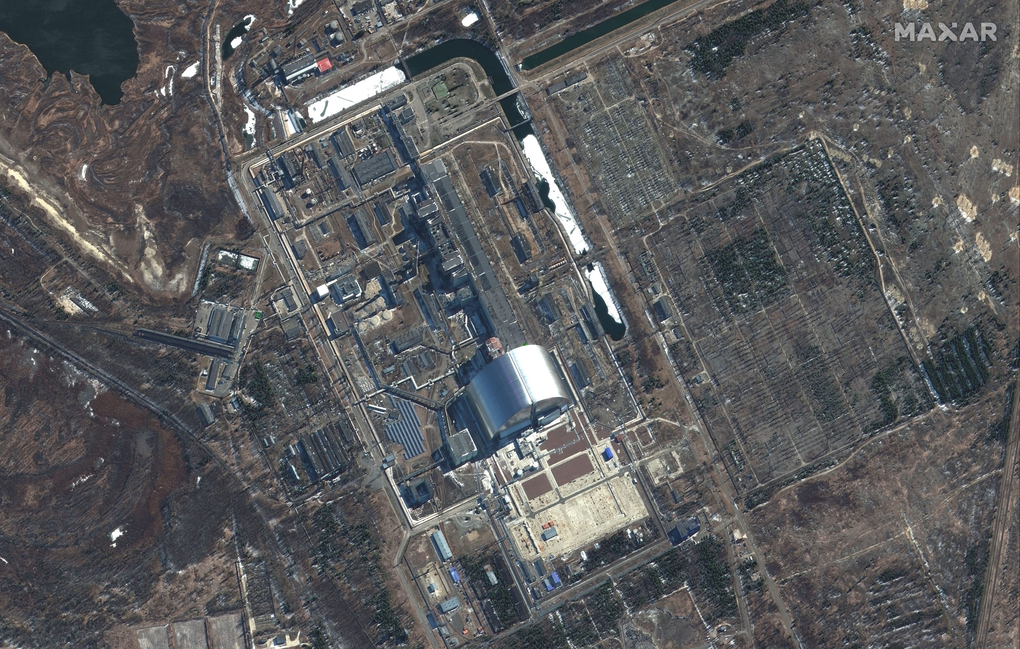 Na  satelitnej snímke vyradená ukrajinská atómová elektráreň Černobyľ počas ruskej invázie na Ukrajine