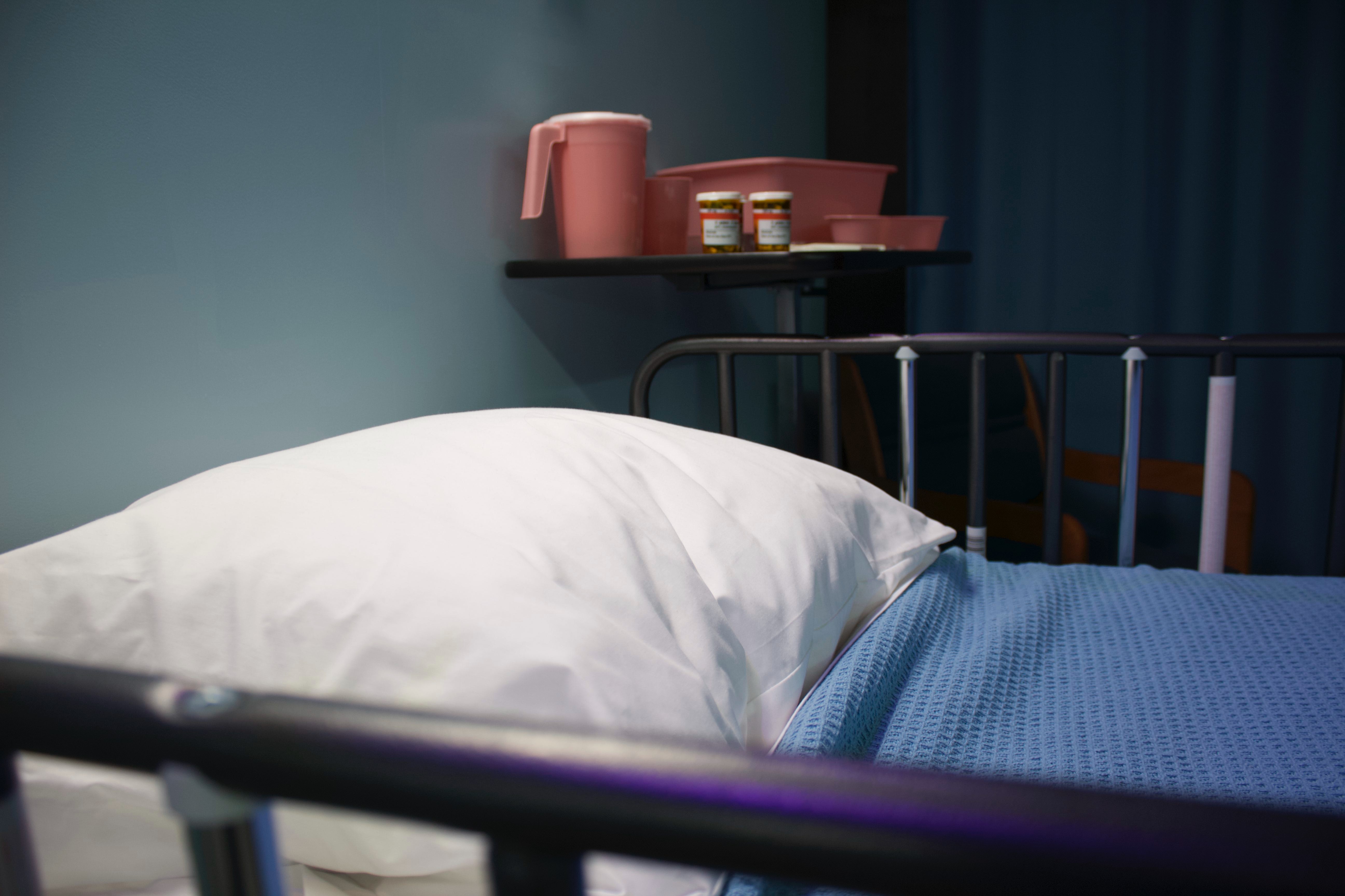 Nemocničná posteľ