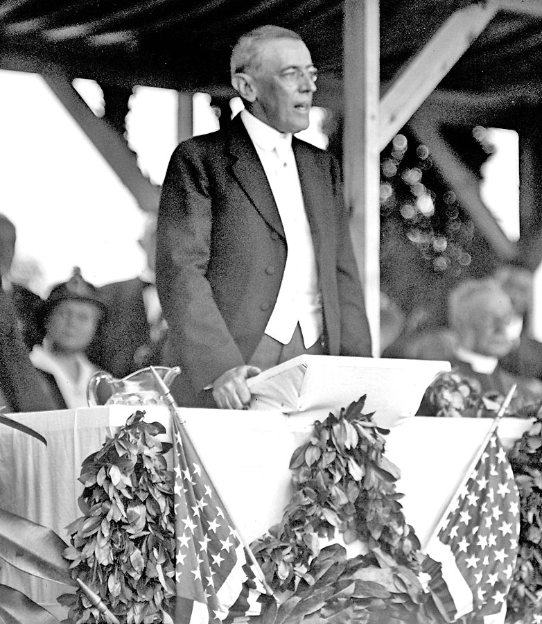 Woodrow Wilson síce v roku 1916 obhájil prezidentský post aj vďaka sloganu, že Američanov uchráni od vojny, zároveň si však uvedomoval, že vstup do globálneho konfliktu by Spojeným štátom mohol priniesť viac pozitív než negatív.