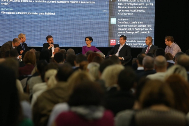 V 1. diskusnom bloku sa nachádzali zástupcovia z mediálnej sféry – Libuše Smučlerová (Ringier Axel Springer), Jan Andruško (ex TV Nova), Martin Konrád (Prima Group), David Lhota (Group M), Jan Podzimek (Pria) a Jaromír Soukup (Médea a Empresa Media). Zdroj: MarketingSalesMedia