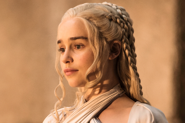 Emilia Clarke v seriáli Hra o tróny (Game of Thrones). Foto: HBO