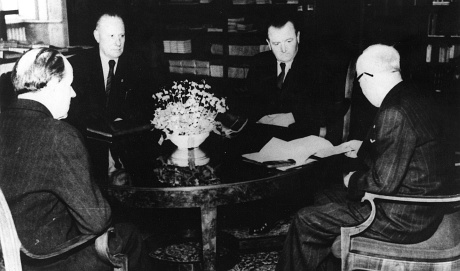 Prezident Edvard Beneš pri rokovaní s komunistami počas vládnej krízy vo februári 1948.