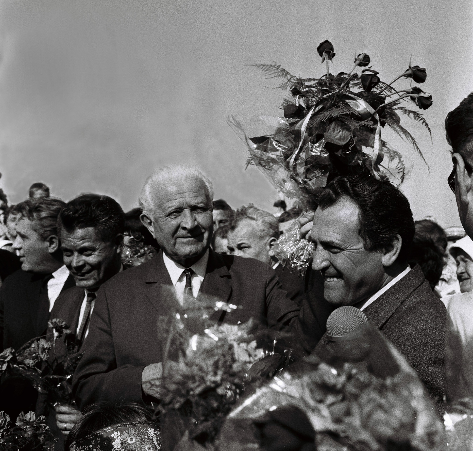 Na archívnej snímke z 23. apríla 1968 deti družstevníkov privítali vzácnych hostí kyticami čerstvých kvetov. Uprostred prezident republiky Ludvík Svoboda, vpravo prvý tajomník ÚV KSS Vasil Biľak a druhý zľava tajomník ÚV KSS Ján Janík. Snímka