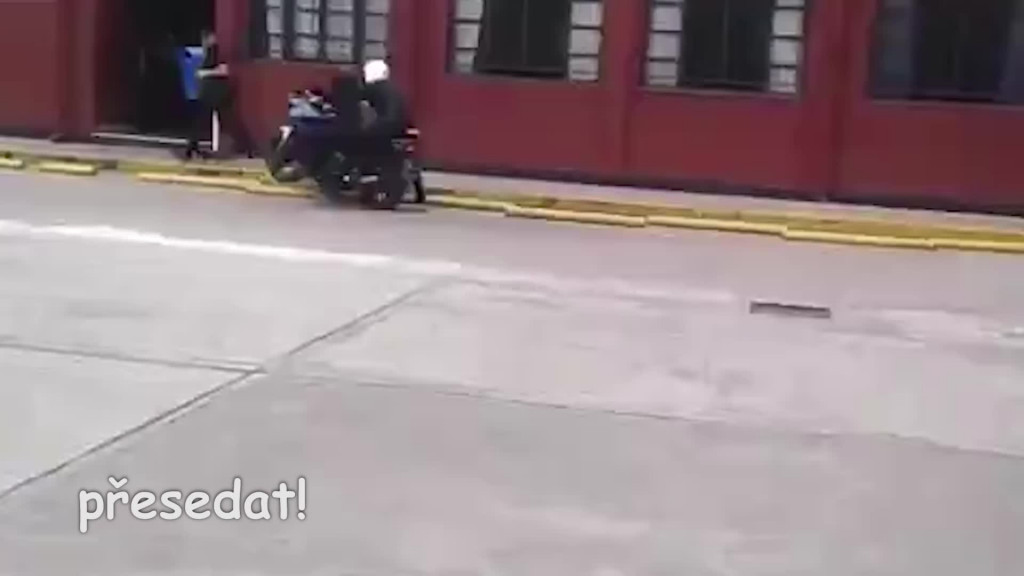 Z&aacute;bavn&aacute; trojka. Polonah&yacute; zločinec a dve policajtky38