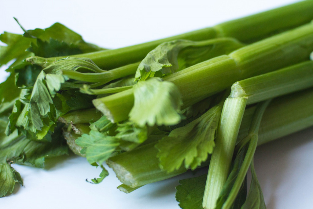 Takmer 95 percent zeleru tvorí voda, ale to neznamená, že táto zelenina nemá významné zdravotné výhody. Zeler obsahuje draslík, kyselinu listovú, vlákninu a 30 percent dennej potreby vitamínu K. V jednej dávke je iba šesť kalórií. Najlepšie je jesť zeler, keď je čerstvý. Zelenina stráca veľa svojich antioxidantov v priebehu piatich až siedmich dní od jej kúpenia.