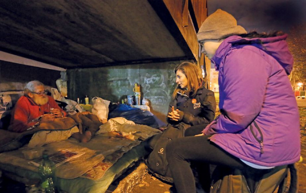 Mimovládne organizácie odhadujú, že v hlavnom meste žije na ulici štyri- až päťtisíc bezdomovcov. Koľko ich je na celom Slovensku, sa asi nedá odhadnúť.