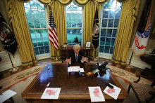 Americký prezident Donald Trump počas rozhovoru s agentúrou Reuters v Oválnom úrade Bieleho domu vo Washingtone v USA 27. apríla 2017. 