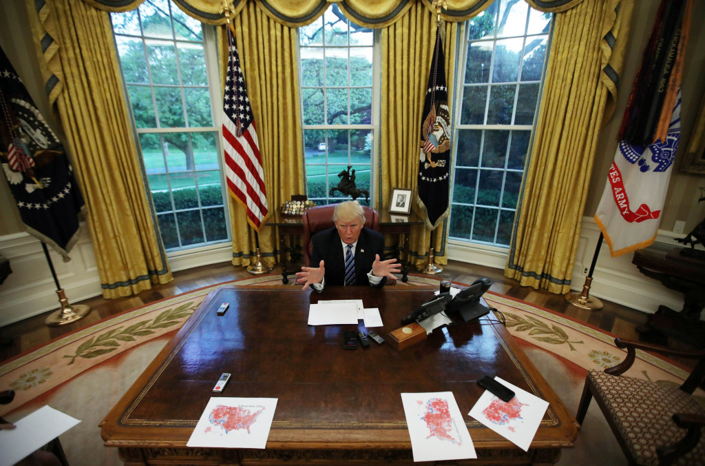 Americký prezident Donald Trump počas rozhovoru s agentúrou Reuters v Oválnom úrade Bieleho domu vo Washingtone v USA 27. apríla 2017. 
