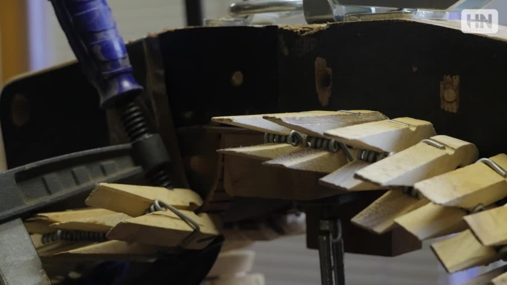 Ako sa vyr&aacute;ba- gitara DOWINA (autor: illa)21
