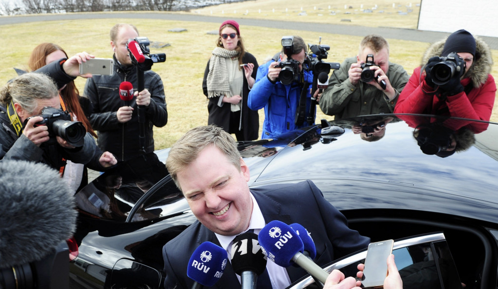 Islandský premiér David Gunnlaugsson v obkolesení novinárov
