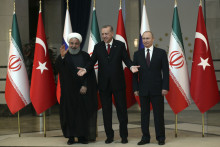 O budúcnosti Sýrie hovoril minulý týždeň v Ankare (zľava) iránsky prezident Hasan Rúhání s tureckým lídrom Recepom Tayyipom Erdoganom a ruským prezidentom Vladimirom Putinom.