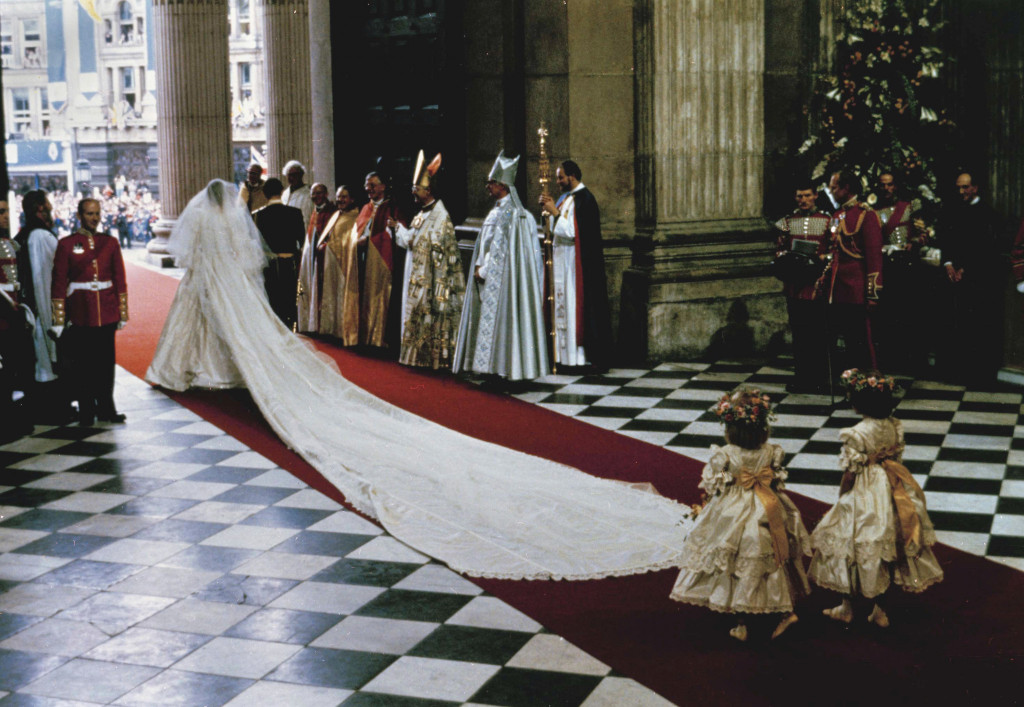 Charles požiadal Dianu o ruku vo februári 1981 – vtedy mal len 31 rokov a ona 19. Diana okamžite súhlasila, splnil sa jej sen – stať sa princeznou. Obaja sa snažili prípravy na svadobný obrad urýchliť nie preto, že by boli takí šťastní, ale pretože sa báli, že cúvnu: ani jeden si nebol veľmi istý vlastným rozhodnutím.
Kráľovná im podľa zákona z roku 1772 dala povolenie k svadbe a Diana sa po oficiálnom oznámení presťahovala do Buckinghamského paláca, aby sa mohla pripraviť.  Chýbali jej však priatelia, schudla, našla náramok – darček od Charlesa, ktorý bol pre akúsi Camillu. 