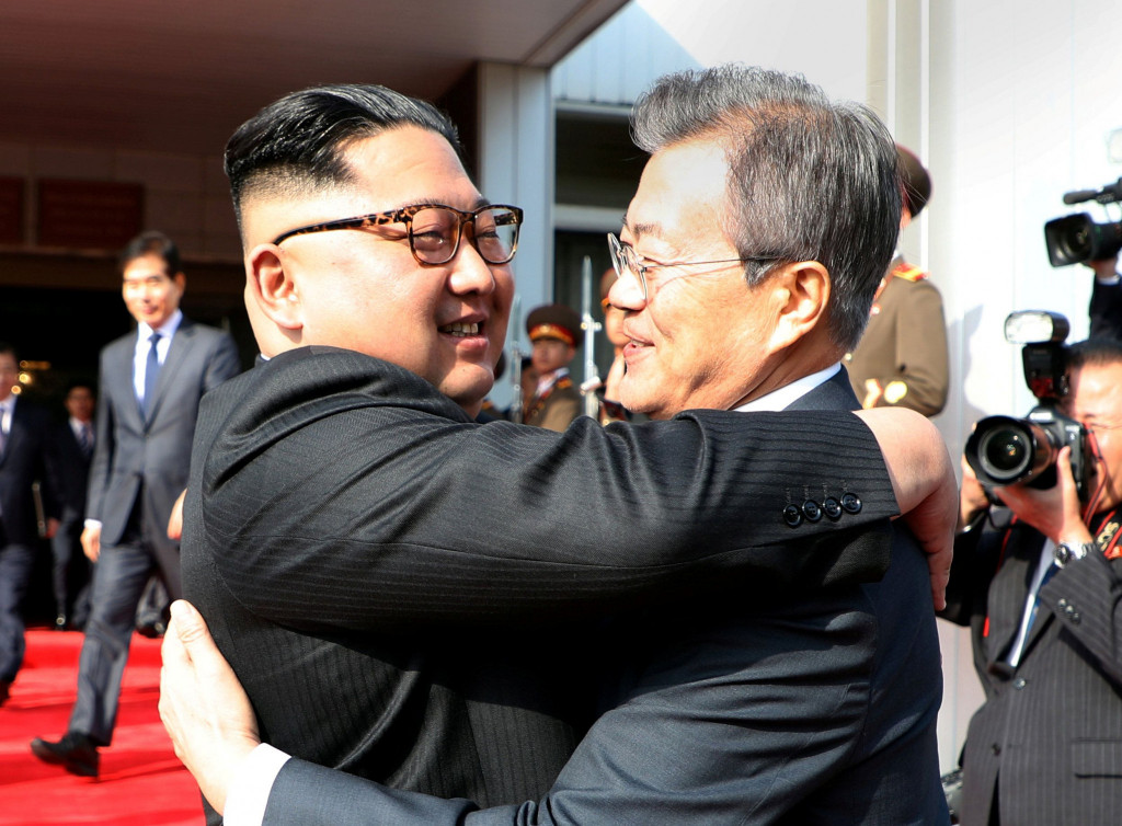 V pohraničnej dedine Pchanmundžom medzi oboma Kóreami sa v sobotu stretli lídri oboch krajín Kim Čong-un (vľavo) a Mun Če-in.