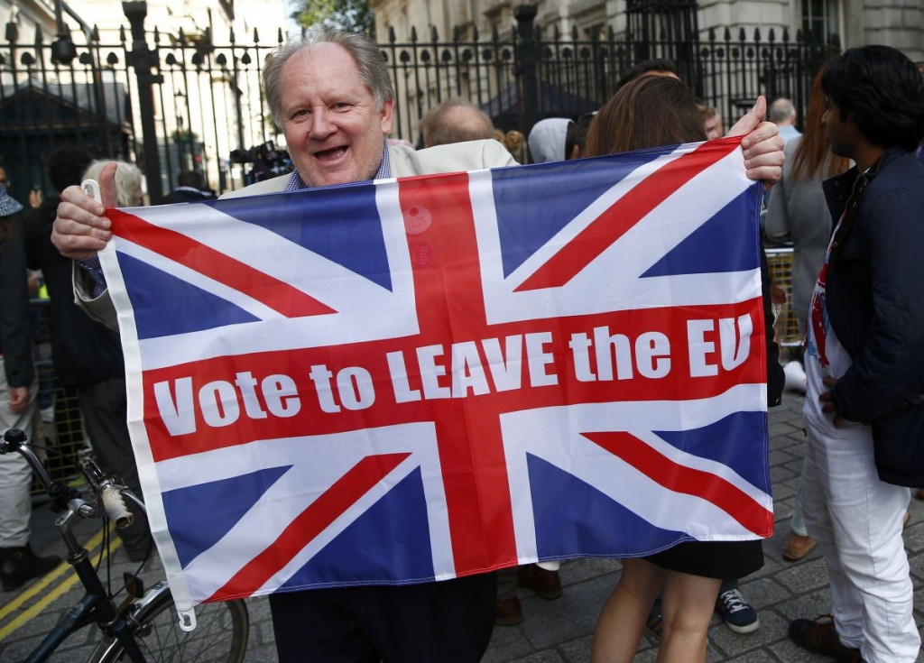Predsedníčka škótskej vlády Nicola Sturgeonová pred hlasovaním varovala, že prípadný odchod Británie z Európskej únie by mohol vyvolať nové referendum o nezávislosti Škótska. Zdôraznila aj, že veľa ľudí v roku 2014 hlasovalo za zachovanie zväzku s Londýnom, lebo si prialo zostať v EÚ. Škóti vtedy pomerom 55 ku 45 percentám odmietli nezávislosť. V prípade brexitu by podľa Sturgeonovej výrazne vzrástla podpora škótskej nezávislosti.
Orieškom by tiež bolo Severné Írsko, kde by mohli vzniknúť priechody na hraniciach s Írskou republikou a mohol by byť ohrozený krehký pokoj v Ulsteri. Predstavitelia severoírskej republikánskej strany Sinn Féin už v piatok ráno uviedli, že brexit by mal vyústiť v referendum o zjednotení Severného Írska s Írskom. „Hovorím bez tieňa pochýb, že zlý výsledok 23. júna bude mať vplyv na našu úniu. To znamená, že v hlasovaní ide o samotnú jednotu Spojeného kráľovstva,“ povedal napríklad bývalý konzervatívny premiér John Major.
 
