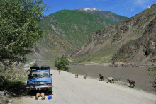 Najprv sme išli údolím rieky Panj na hraniciach Afganistanu a Tadžikistanu. Cesta bola zlá a občas sa niečo poškodilo, najčastejšie to bol výfuk.