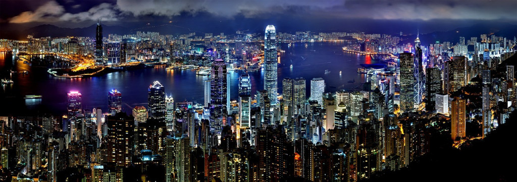 December je v skutočnosti jedným z najlepších mesiacov v roku, kedy je vhodné navštívil Hongkong. Ideálne počasie, vysoké teploty (oproti tým, ktoré sú v týchto mesiacoch u nás), nízka vlhkosť a málo zrážok. Navyše ako bývalá britská kolónia si toto stále živé mesto doslova užíva ducha Vianoc, tie tu cítiť na každom kroku. 
Návštevníkovi v tomto sviatočnom období odporúčame užiť si nočný zážitok Symphony of Lights, plejádu svetlých efektov, ktoré osvetľujú panorámu veľkomesta a sú rozmiestnené naprieč prístavom  Victoria Harbour. Symphony of Lights je súčasťou každoročného sviatočného festivalu. A hoci Vianoce sú obdobím pokoja, obchody a reštaurácie sú tu otvorené takmer stále. 
Ak si chcete vychutnať tradičné jedlo, odhliadnuc od toho vianočného, odporúčame dim sum, pečené mäso (napríklad hus) a rôzne morské plody. Medzi nápojmi je bežný mliečny čaj. A čo je na Vianoce druhou najväčšiu atrakciou Hong Kongu? Domáci svorne tvrdia, že je to nakupovanie. 