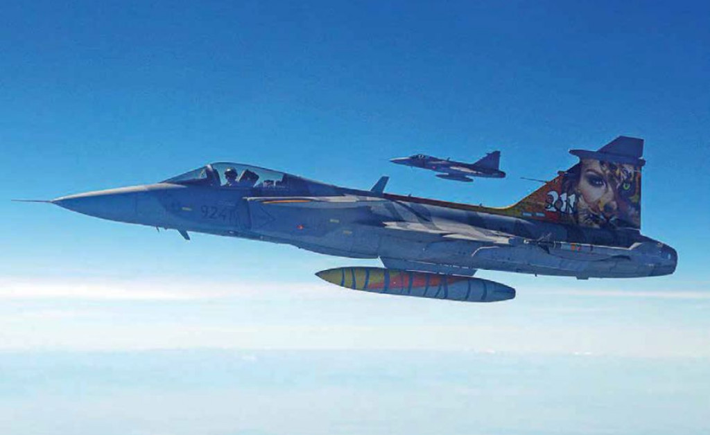 Častým predmetom sporu vnútri NATO sú národné výdavky na obranu. Česi majú vo výzroji Gripeny, Slováci majú záujem o americké F-16.