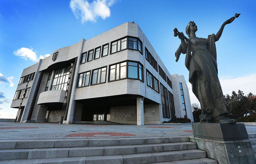 Novú budovu slovenského parlamentu na bratislavskom hradnom kopci začali stavať v roku 1986, dokončili ju už v novom režime v roku 1993 a začali v nej rokovať v ére samostatnej republiky. Projekt pôvodne zohľadňoval len fungovanie jedinej politickej strany a museli ho za chodu meniť. Slovenská Národná rada až do roku 1994 sídlila v historickom Župnom dome a jeho priestory využíva dodnes.