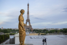 Paríž sa vracia do života, hlavné pamiatky, ako napríklad aj Eiffelova veža, však zostávajú aj naďalej uzatvorené.