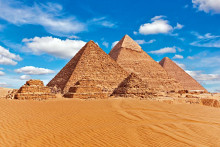 „K najväčším mýtom o Egypte patria práve tie o pyramídach,“ hovorí egyptológ Jozef Hudec s tým, že väčšina špekulácií sa dá vedecky vyvrátiť. Pravdou však je, že mohutné stavby vzbudzujú úctu aj dnes.