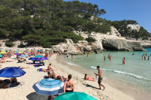 Okrem toho, že má nádherné pláže, patrí k tým pokojnejším miestam na súostroví Baleáry. Je plná farieb - zeleň, azúrovo modré nebo a more, to je farebná symfónia, na ktorú nezabudneš. 