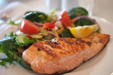 Stravu bohatú na horčík a omega-3 mastné kyseliny, ako napríklad ryby, avokádo a listová zelenina s tmavými listami