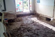 Odstránenie priečok, existujúceho betónu a zeminy do cca 40 cm a vľavo "visiace" WC, ktoré malo prasknutú kanalizáciu. Snímka: archív čitateľky