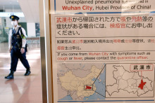 Oznámenie o karanténe o vypuknutí koronavírusu v čínskom meste Wu-chan v príletovej hale letiska Haneda v Tokiu.