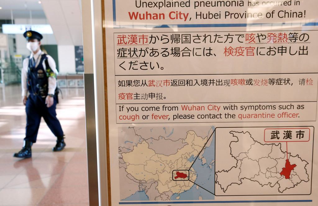 Oznámenie o karanténe o vypuknutí koronavírusu v čínskom meste Wu-chan v príletovej hale letiska Haneda v Tokiu.