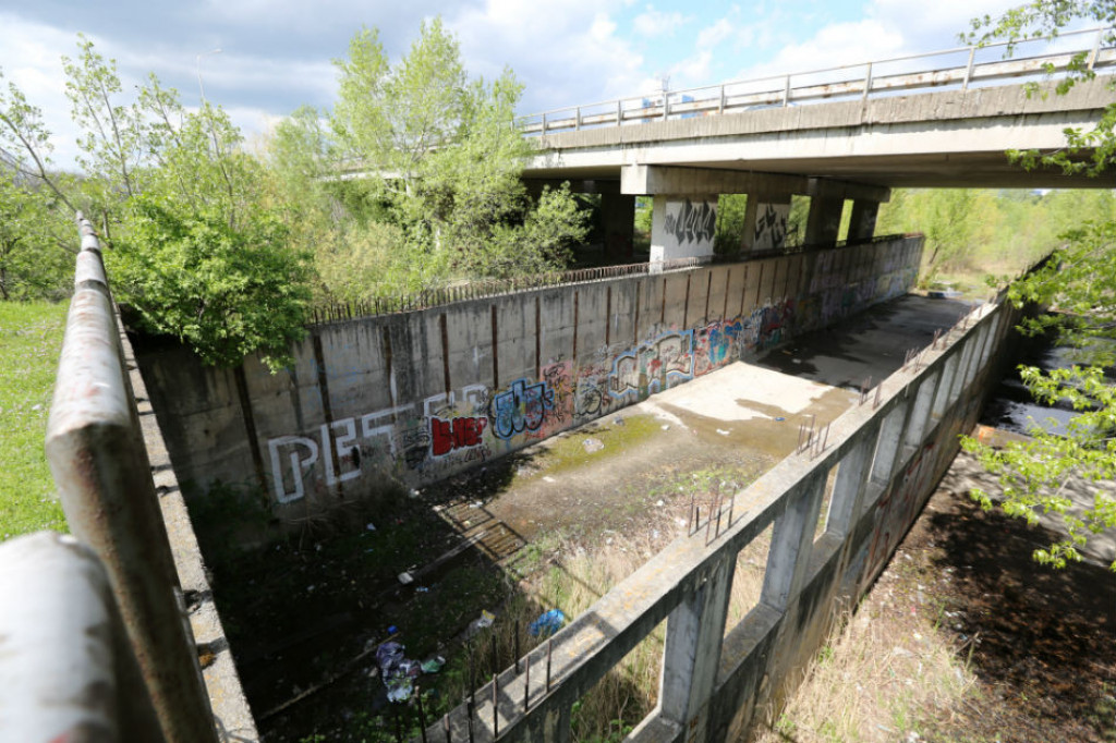 Toto zostalo z metra. Nedostaven&eacute; depo Jan&iacute;kov dvor v Petržalke.