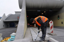 Národná diaľničná spoločnosť hľadá firmy, ktoré budú robiť údržbu tunelov Branisko (vľavo) a Šibenik.