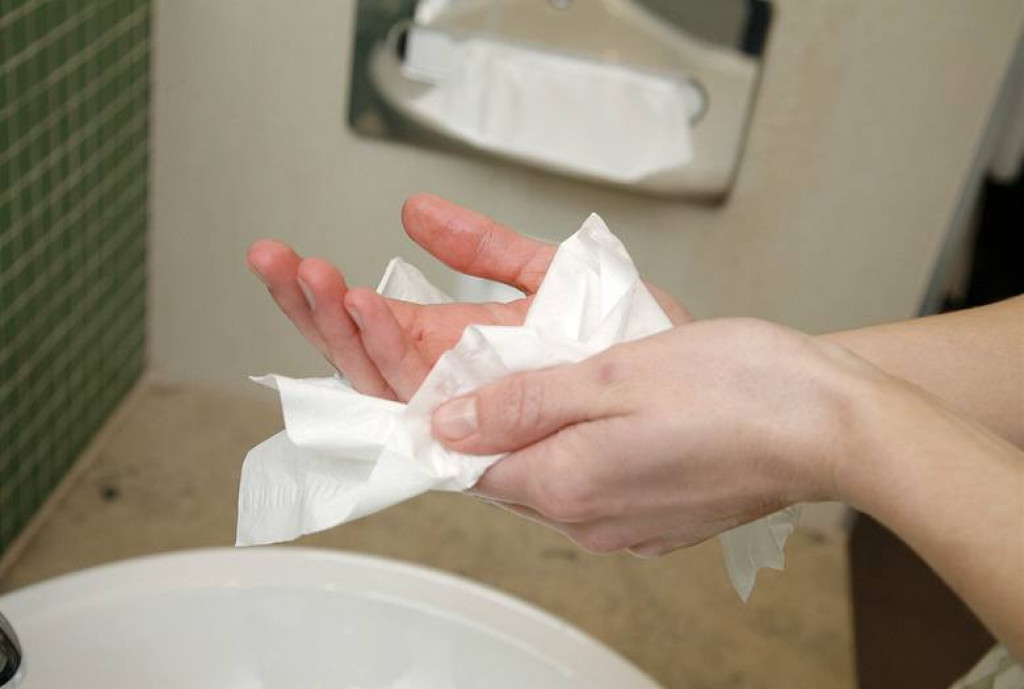 Dôkladne si osušte ruky jednorazovým uterákom.