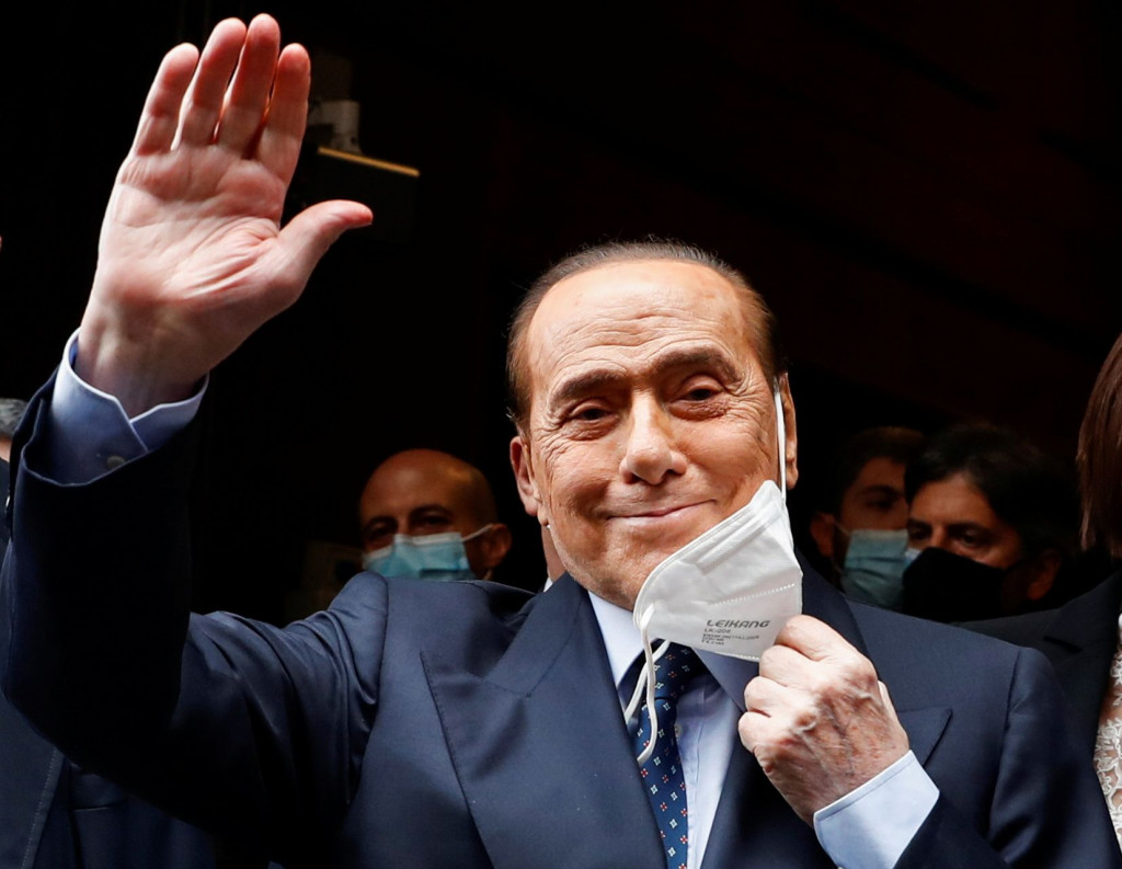 Svetlá reflektorov a pozornosť davov Silvio Berlusconi jednoducho miluje.