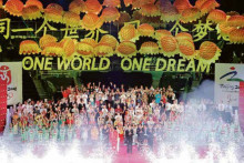 Čína usporadúvala olympiádu v Pekingu aj v roku 2008. Oficiálny slogan vtedy bol Jeden svet, Jeden sen.