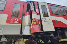K zrážke dvoch vlakov došlo v nedeľu ráno pri obci Pavlovce v okrese Vranov nad Topľou.