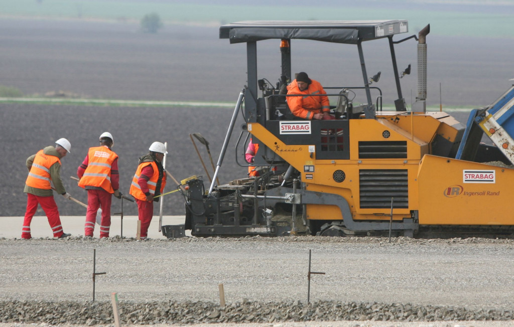 v&yacute;stavba diaľn&iacute;c, robotn&iacute;ci