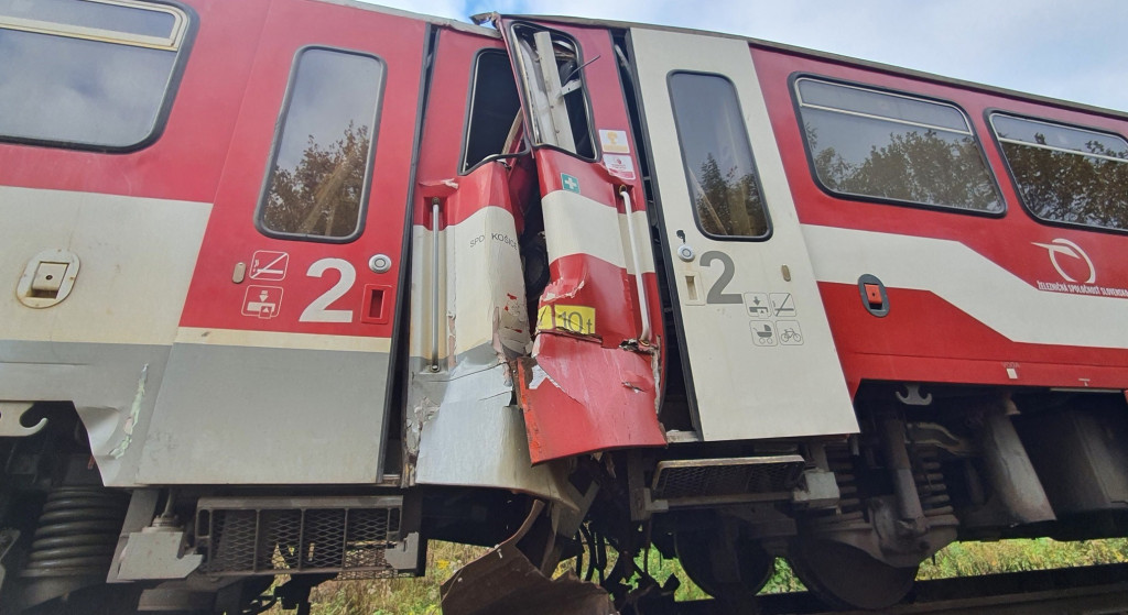 K zrážke dvoch vlakov došlo v nedeľu ráno pri obci Pavlovce v okrese Vranov nad Topľou.