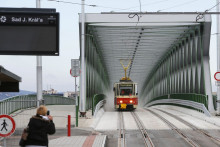 Keď to nešlo metrom, mestskí poslanci sa o šesť rokov neskôr po pláne ľahkého metra, v roku 2003, zhodli, že to pôjde električkou. No a po 13 rokoch sa Bratislavčania konečne dočkali. Dostavbou Starého mosta sa do Petržalky dostala električková trať, ktorá bude sčasti kopírovať trasu, kadiaľ malo viesť vytúžené metro. Zo Šafárikovho námestia vedie električková trať na Bosákovu ulicu v Petržalke. Aj keď trať už stojí, električka po nej ešte nepremáva. Čaká sa na skolaudovanie stavby. Premávať tu majú dve linky – do Rače a na hlavnú vlakovú stanicu. Trasa električky má však pokračovať. Plánuje sa jej predĺženie až po Janíkov dvor. Potom má pribudnúť aj viac liniek, ktoré spoja Petržalku s inými mestskými časťami. Petržalčania si tak budú môcť konečne výrazne skrátiť cestu do centra. „Petržalka ponúka približne päťtisíc pracovných miest, avšak má 120-tisíc obyvateľov, a preto mnohí dochádzajú do zamestnania do iných častí mesta. Kým v autách a autobusoch stoja aktuálne ľudia v ranných zápchach pol hodiny, električka prejde cez Starý most do centra mesta za dve minúty,“ povedal bývalý primátor Bratislavy Milan Ftáčnik. Práve električka je tak pre Petržalčanov výhodnou alternatívnou dopravou aj podľa dopravného experta Jána Bazovského. „Kým autá a autobusy chodia len po jednej rovnakej ceste, električka bude rýchlejšia,“ dodal.