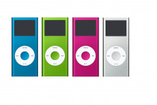 V roku 2006 si dal Apple pauzu od nových iPodov až do septembra, kedy sa objavila druhá generácia modelu nano. Tá prichádza v piatich farbách a telom z eloxovaného hliníka. Nano sa tiež mierne zmenšil. Dodáva sa vrátane puzdra, pretože prvá generácia bola náchylná na poškriabanie displeja. Maximálna kapacita dosiahla 8 GB. Nové sú dokovací konektor aj slúchadlový port na spodnej strane zariadenia.