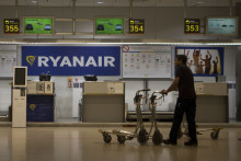 Zamestnanec tlačí vozíky počas augustového štrajku zamestnancov Ryanairu na madridskom letisku Barajas.